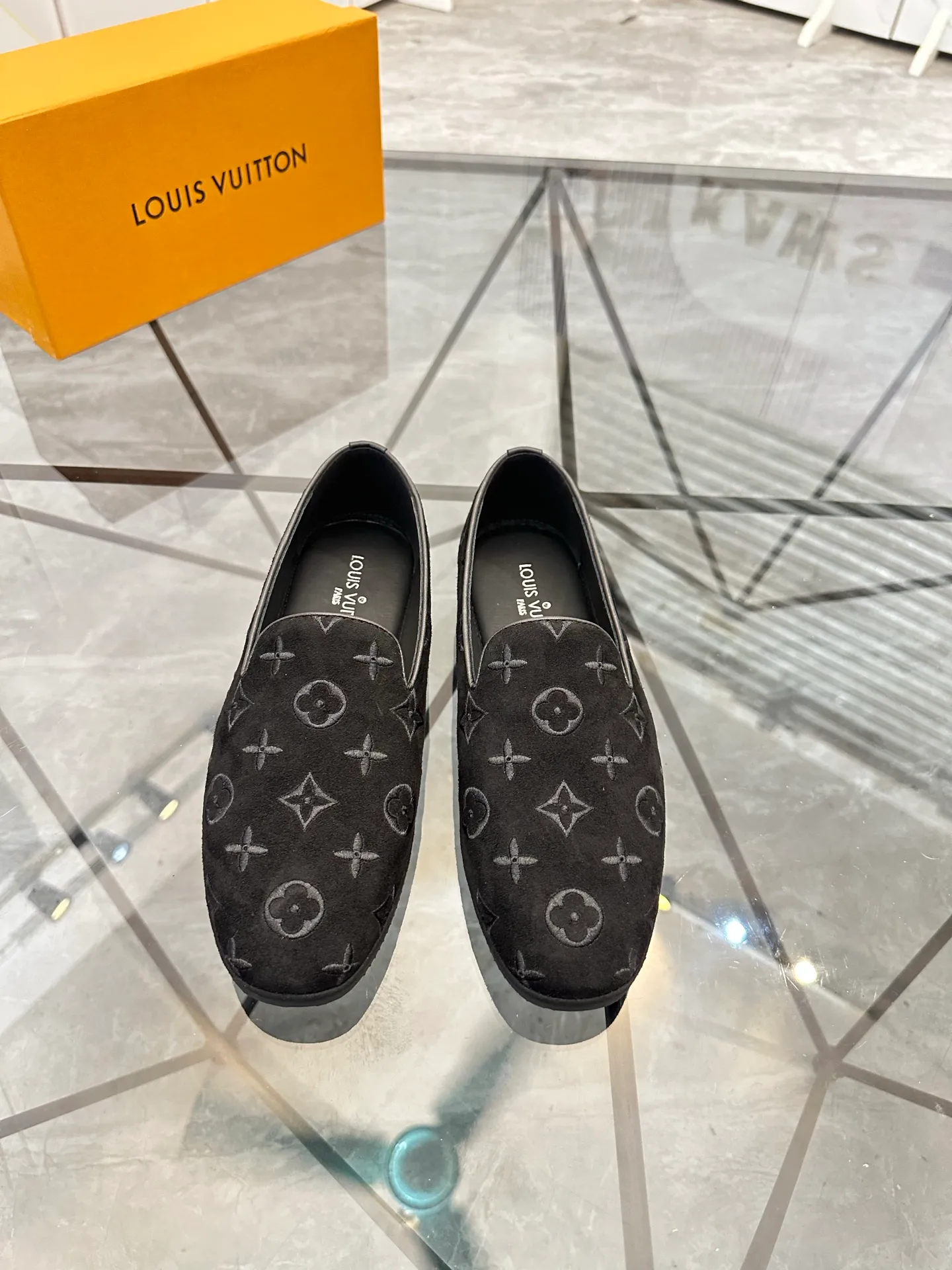 Selling men's shoes 💰: 💰P460¥ Product trademark: LV* "Louis Vuitton*" slip-on shoes, lazy shoes, regular size: 38-44. (can be customized to 45.) Product materials: imported first-layer nubuck leather upper, water-dyed cowhide lining, original outsole. No.: D301